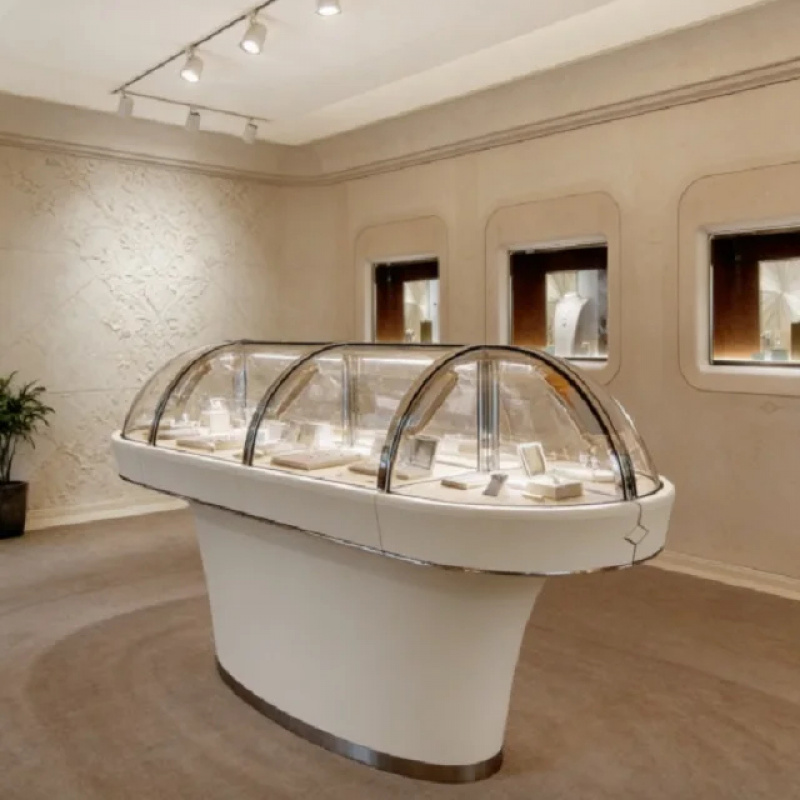 Luksusowa, zakrzywiona gablota – Body Jewelry Mall recenzja i cena