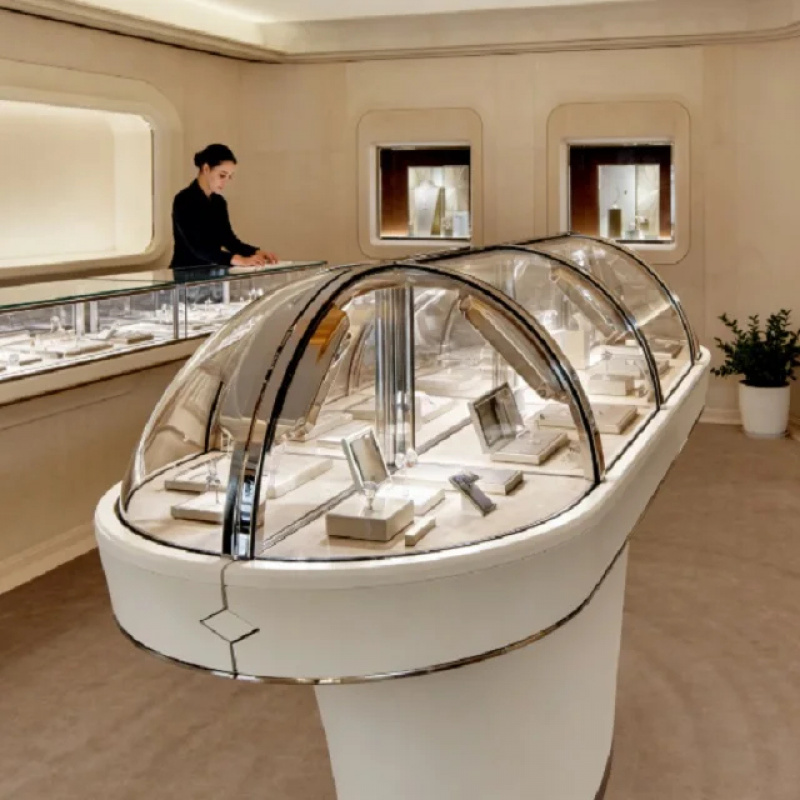 Luksusowa, zakrzywiona gablota – Body Jewelry Mall recenzja i cena
